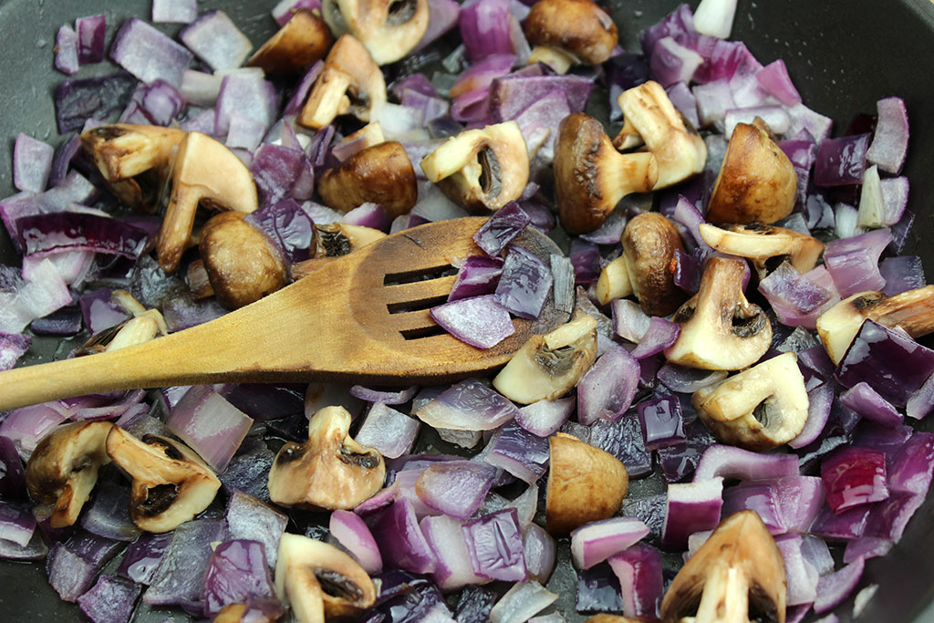 TOMATO-PESTO-COURGETTI-MUSROOMS-AND-ONIONS